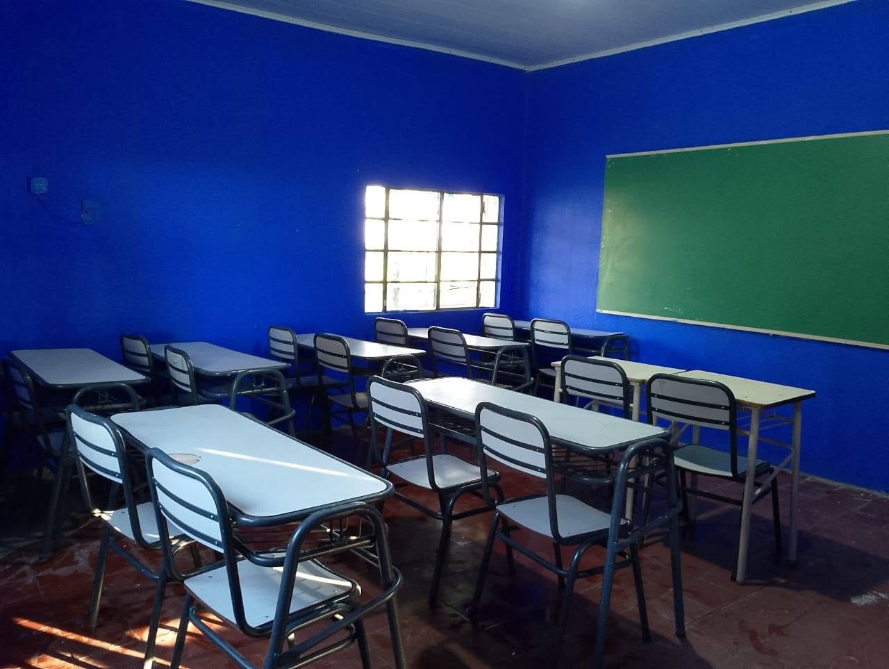 Aula de la escuela con pupitres y pizarrón