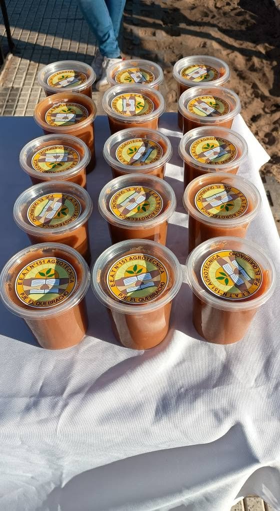 Envases de salsa de tomate casera con etiqueta de la escuela